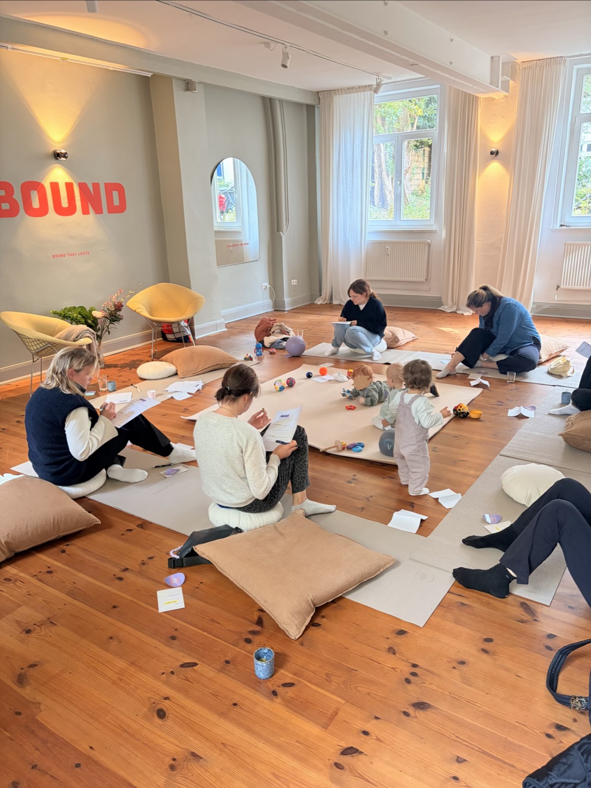 Mamas beim Back-to-Job-Circle im Austausch, mit Kindern auf dem Boden